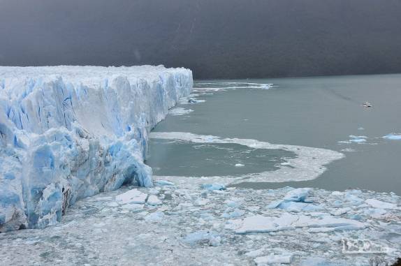 Um barco de dois andares quase desaparece quando comparado à linha de frente do glaciar Perito Moreno, no parque Nacional Los Glaciares, região de El Calafate, no sul da Argentina